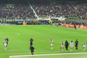 笃定！球门后视角实拍：泽林斯基点杀紫百合前，全程没看德赫亚