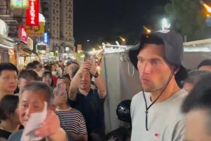 年薪几千万在路上走，拉文ZachLaVine 果然人帅穿啥都好看！